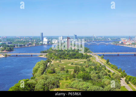 Sommer Luftaufnahme der Stadt Riga von der Höhe der Fernsehturm. Blick auf die Altstadt, die Insel Zakusala, Brücken über den Fluss Daugava und westlichen Dv Stockfoto