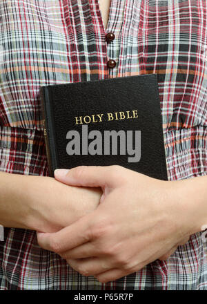 Junge Frau mit einer Bibel Stockfoto