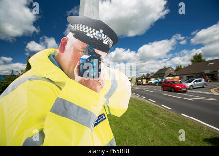 Eine lebensgroße aus einem Polizeioffizier, an einen Laternenpfahl angeschlossen, die eine Kamera am Rande der großen Dorf Milnthorpe in Cumbr Stockfoto