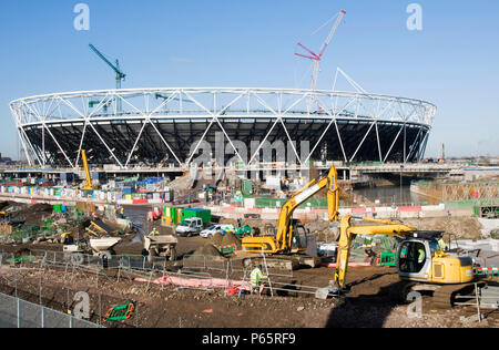 VEREINIGTES KÖNIGREICH. London 2012 Olympische Park, mit Blick auf Stadion und Schwimmbad. 1. Februar 2010 Stockfoto