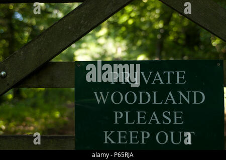 Privaten Wald fernhalten, keinen öffentlichen Zugang Zeichen in der Landschaft von Dorset, Großbritannien Stockfoto