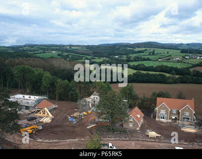 Bau von neuen Einfamilienhäusern mit Umrechnung von stabilen Block in der Nähe zum Haus. Wales. Stockfoto