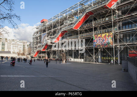 Die Place Georges Pompidou und dem Centre Georges Pompidou in Paris Frankreich, der Heimat der öffentlichen Informationen Bibliothek und Museum für Moderne Kunst Stockfoto