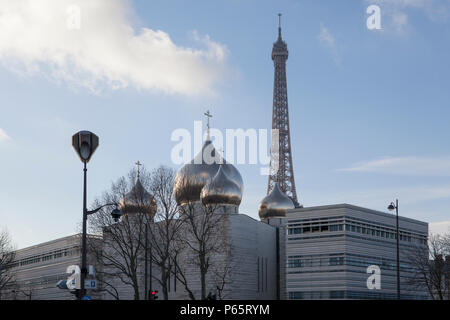 Die Kathedrale der Heiligen Dreifaltigkeit und der russisch-orthodoxen Geistlichen und kulturellen Zentrum in Paris mit dem Eiffelturm im Hintergrund Stockfoto