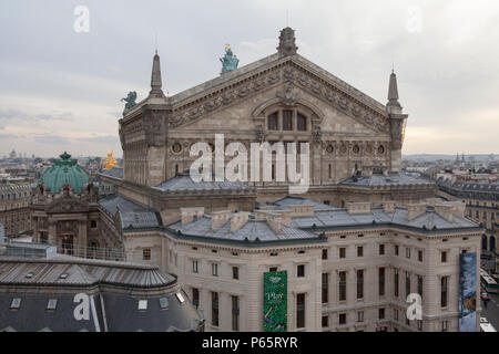 Dachterrasse mit Blick auf das Palais Garnier Oper in Paris Frankreich Stockfoto