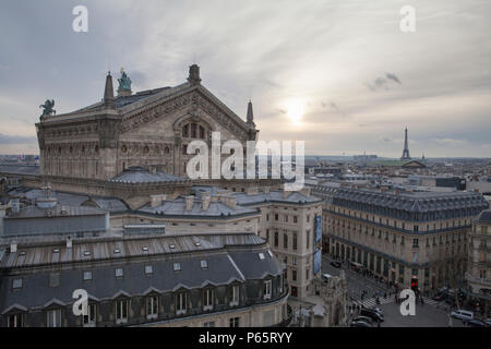 Dachterrasse mit Blick auf das Palais Garnier Oper in Paris, Frankreich mit dem Eiffelturm in der Ferne Stockfoto