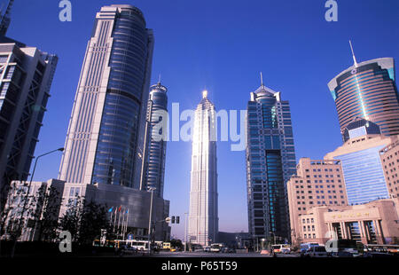 Die Jin Mao Tower mit anderen Hochhäuser im Bankenviertel Pudong, Shanghai, China 2005. Stockfoto