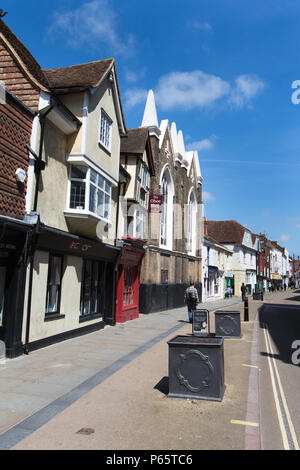 Stadt Canterbury, England. Malerische Aussicht auf Geschäfte auf dem Canterbury King's Meile Borough. Stockfoto