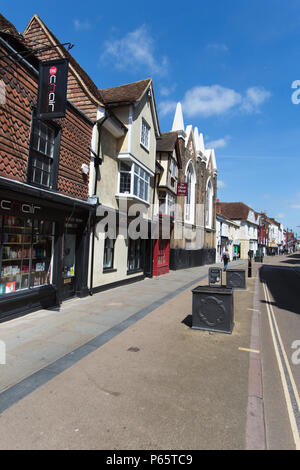 Stadt Canterbury, England. Malerische Aussicht auf Geschäfte auf dem Canterbury King's Meile Borough. Stockfoto