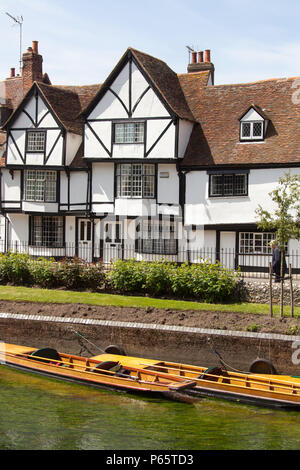 Stadt Canterbury, England. Riverside Wohnimmobilien an der Canterbury Westgate Grove, mit stocherkähne günstig auf dem Fluss Great Stour. Stockfoto