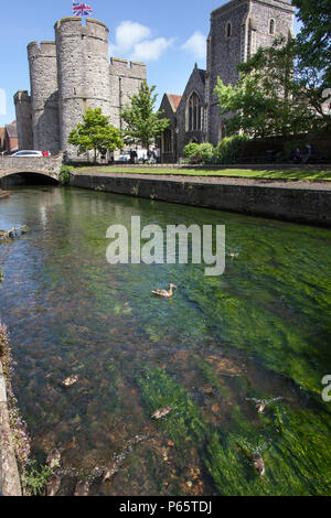 Stadt Canterbury, England. Aussicht auf den malerischen mittelalterlichen Westgate Towers mit dem Großen Stour im Vordergrund. Stockfoto