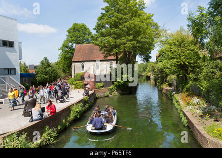 Stadt Canterbury, England. Malerische Sommer Blick der Touristen auf einer Stocherkahnfahrt der Great Stour, an der Canterbury der Brüder. Stockfoto