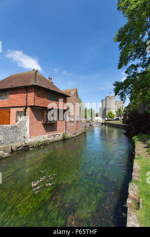 Stadt Canterbury, England. Aussicht auf den malerischen Fluss Great Stour, mit dem mittelalterlichen Westgate Towers mit im Hintergrund. Stockfoto