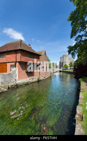 Stadt Canterbury, England. Aussicht auf den malerischen Fluss Great Stour, mit dem mittelalterlichen Westgate Towers mit im Hintergrund. Stockfoto