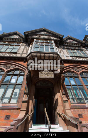 Stadt Canterbury, England. Malerische Ansicht des denkmalgeschützten Beaney Institut an der Canterbury High Street. Stockfoto