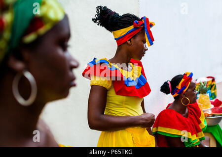 Afro-Frauen, in der traditionelle "palenquera' Kostüm, verkaufen Obst auf der Straße von Cartagena, Kolumbien. Stockfoto