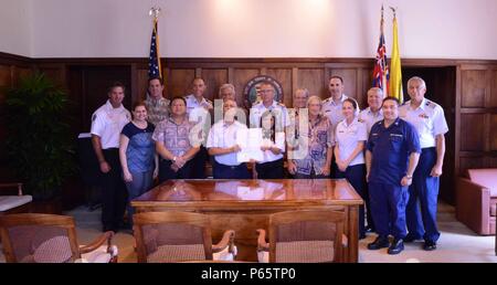 Vertreter von der Küstenwache, Coast Guard Auxiliary, der Stadt und der Grafschaft von Honolulu und Hawaii Segel und Macht Squadron pose mit Ray Bald, der Stabschef für Honolulu Bürgermeister Kirk Caldwell, nachdem er einen Nationalen sicheren Bootfahren Woche Verkündigung am Honolulu Hale, 9. Mai 2016 unterzeichnet. Die Verkündigung erkennt die laufende Ausgabe von boating Safety. Die nationalen sicheren Bootfahren Woche läuft von Mai 21 bis 27 und ist eine jährliche Initiative, die von der Küstenwache und der Coast Guard Auxiliary gefördert zu Sensibilisierung und sicheren Bootfahren Praktiken fördern. (U.S. Coast Guard Fotos von Seaman Jack Mayer Stockfoto