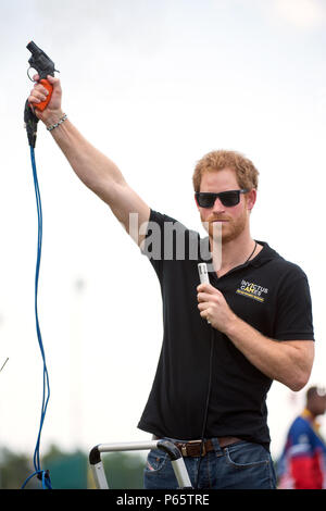 Prinz Harry beginnt eine Spur Wettbewerb mit einem Startschuss während der Slogan 2016 Invictus Spiele in Orlando, Fla., 10. Mai 2016. (DoD Nachrichten Foto durch EJ Hersom) Stockfoto