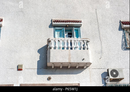 Tunesien Sousse, die Medina. Arabische Architektur ist reich an den Fassaden der Balkone von verschiedenen Arten, mit Ornamenten verziert. Stockfoto