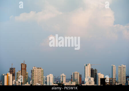 Neu gebaute Wohnung Gebäude sind auf Skyline Bahía de Manga in der Dämmerung in Cartagena, Kolumbien. Stockfoto