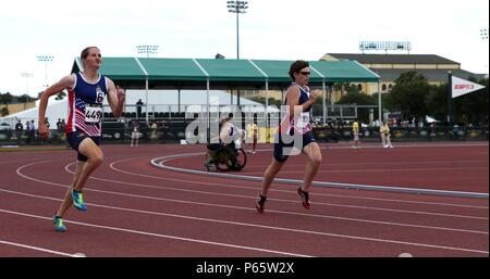 U.S. Army veteran Katie Kuiper, Links und US Air Force veteran Rachel Francis laufen während dem Titel Wettbewerb der 2016 Invictus Spiele bei den ESPN weite Welt des Sports in Orlando, Fla., 10. Mai 2016. Die Invictus Games ist eine internationale adaptive sports Konkurrenz für Verwundete, Kranke und Verletzte Service Mitglieder und Veteranen. (U.S. Marine Corps Foto vom Kapitän Andrew Bolla/Freigegeben) Stockfoto