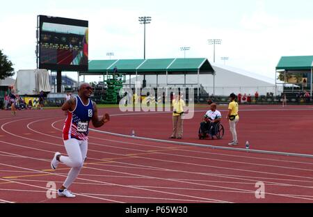 Us-Armee Sgt. 1. Klasse Michael Smith läuft während der track Wettbewerb der 2016 Invictus Spiele bei den ESPN weite Welt des Sports in Orlando, Fla., 10. Mai 2016. Die Invictus Games ist eine internationale adaptive sports Konkurrenz für Verwundete, Kranke und Verletzte Service Mitglieder und Veteranen. (U.S. Marine Corps Foto vom Kapitän Andrew Bolla/Freigegeben) Stockfoto