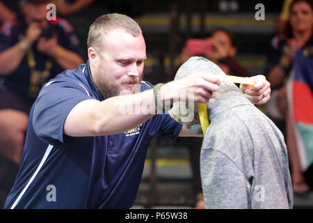 US Marine Corps Veteran Clayton McDaniel Orten seine Goldmedaille um seines Sohnes Hals während der Medaille-Präsentation bei den 2016 Invictus Games. McDaniel erhielt seine Goldmedaille im Team offen Compound Event im Bogenschießen-Wettbewerb für USA-Team.  Er ist einer der 115 aktiven Dienst und Veteran Athleten aus dem US-Team bei der Invictus Games in Orlando, Florida, Mai 8-12.  Invictus Games, eine internationale adaptive Sportturnier-Veteranen und Verwundeten, Kranken und verletzten Angehörige verfügt über ca. 500 Sportsoldat aus 15 Ländern im Wettbewerb im Bogenschießen, Radfahren, indoor Stockfoto