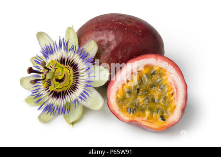 Passiflora edulis Obst und Blumen auf weißem Hintergrund Stockfoto