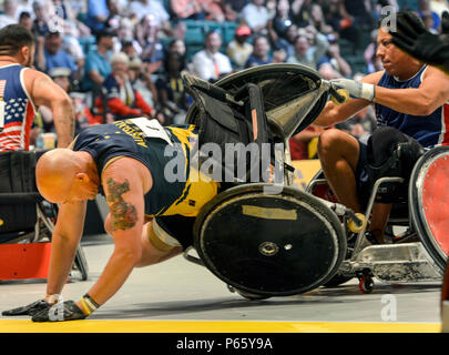 Athleten von Team US und Team Australia treten bei den Invictus Games 2016 am 11. Mai 2016 in der ESPN Wide World of Sports, Walt Disney World, Orlando, im Halbfinale für Rollstuhlrugby an. Das Spiel zeigt adaptive Sportarten für verwundete Krieger und hebt Teamwork, Strategie und Mobilität hervor. Das US-Team gewann und erreichte das Finale entweder gegen Großbritannien oder Dänemark. Die Veranstaltung fördert Rehabilitation, Leistungssport und internationale Kameradschaft für verletzte Servicemitarbeiter. Stockfoto
