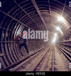 Prüfung der segmentalen Tunnelauskleidung bei der Sanierung von Angel U-Bahnstation. London, Vereinigtes Königreich. Stockfoto