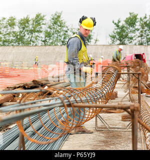 Die Herstellung von Stahl Bewehrungskörbe für betonpfähle. Connahs Quay Gaskraftwerk, North Wales, Vereinigtes Königreich. Stockfoto