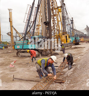 Die Herstellung von Stahl Bewehrungskörbe für betonpfähle. Connahs Quay mit Gas befeuerte Kraftwerk, North Wales, Vereinigtes Königreich. Stockfoto