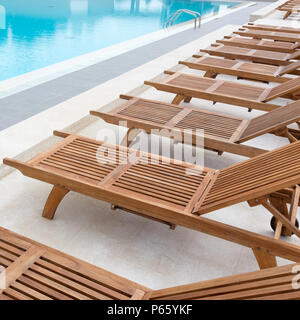 Luxus Swimmingpool mit Liegestühlen. Stockfoto