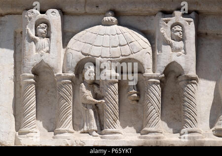 Relief über dem Portal der Kirche San Salvatore in Lucca, Toskana, Italien Stockfoto