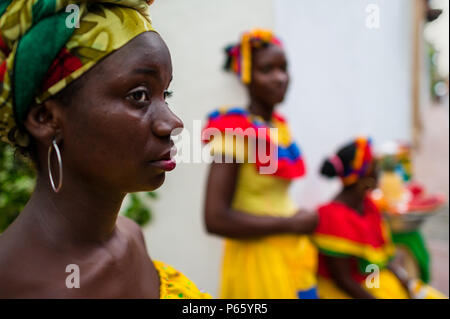 Afro-Frauen, in der traditionelle "palenquera' Kostüm, verkaufen Obst auf der Straße von Cartagena, Kolumbien. Stockfoto