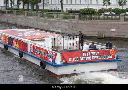 Sankt Petersburg, Russland - Juni 8, 2017: Wasser Straßenbahn stilisierte mit revolutionären Stil, zum 100-jährigen Jubiläum der Revolution von 1917 gewidmet. W Stockfoto