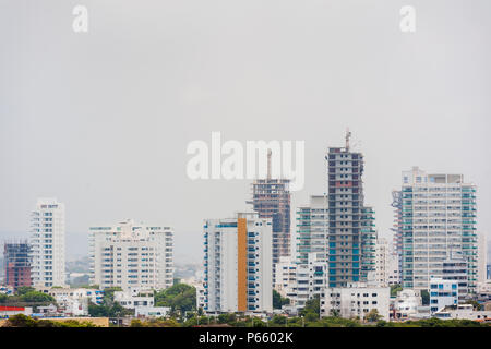 Neu gebaute Wohnung Gebäude sind auf Skyline Bahía de Manga in Cartagena, Kolumbien. Stockfoto