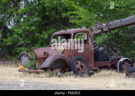 Verrostete Lkw am Straßenrand in Marfa Texas Stockfoto