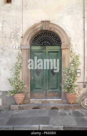 Wohn- tür Detail aus der mittelalterlichen Stadt Lucca, Toskana, Italien Stockfoto