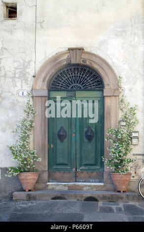 Wohn- tür Detail aus der mittelalterlichen Stadt Lucca, Toskana, Italien Stockfoto