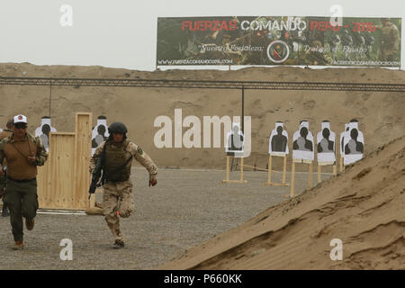 Eine mexikanische Special Operations Wettbewerber Sprints zu einem neuen Ziel bei einem Ueberfall Team Event 4. Mai 2016 als Teil der Fuerzas Comando in Ancon, Peru. Durch freundliche Konkurrenz, diese Übung fördert die militärischen Beziehungen, erhöht die Ausbildung Kenntnisse und erhöht die Sicherheit in der Region. (U.S. Armee Foto: Staff Sgt. Tschad Menegay/Freigegeben) Stockfoto