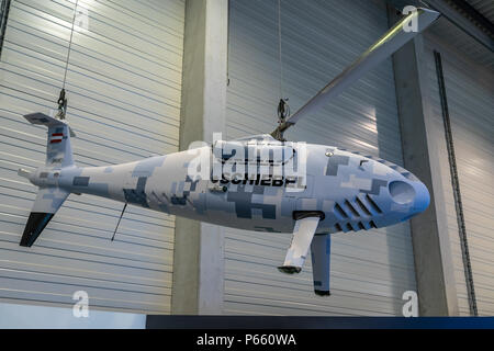 BERLIN, 26. APRIL 2018: Unmanned Aerial Vehicle (UAV) - Schiebel Camcopter S-100. Ausstellung die ILA Berlin Air Show 2018 Stockfoto