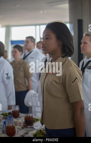 Marinesoldaten und Matrosen stehen an Aufmerksamkeit für das Abspielen der Nationalhymne während ein Gruß an Frauen im Militär Veranstaltung in Fort Lauderdale, Fla., 5. Mai 2016. Der Zweck der Veranstaltung, die von der Marine Solutions und der Women's International Shipping & Trading Association gesponsert, wurde Anerkennung für die Frauen in der maritimen Dienstleistungen zu zeigen und Ihnen die Möglichkeit bieten. (U.S. Marine Corps Foto von Cpl. Michelle Reif/freigegeben.) Stockfoto