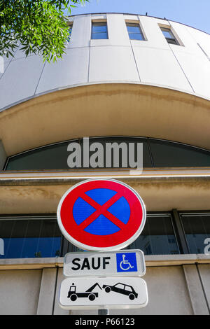 Schild "kein Parken, außer für Behinderte", Lyon, Frankreich Stockfoto