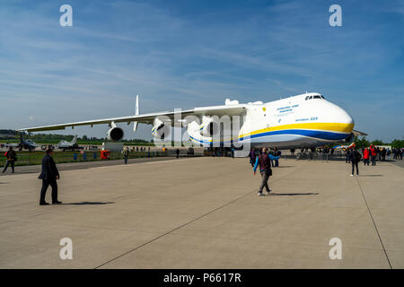 BERLIN, DEUTSCHLAND - 27. APRIL 2018: Strategische transportflugzeugs Antonov An-225 Mriya von Antonov Airlines auf dem Flugplatz. Ausstellung die ILA Berlin Air Show 2018 Stockfoto