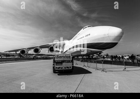 Strategische transportflugzeugs Antonov An-225 Mriya von Antonov Airlines auf dem Flugplatz. Ausstellung die ILA Berlin Air Show 2018 Stockfoto