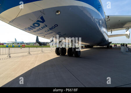 Bugfahrwerk der Strategischen airliner Antonov An-225 Mriya von Antonov Airlines. Ausstellung die ILA Berlin Air Show 2018 Stockfoto