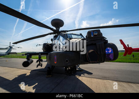 BERLIN, DEUTSCHLAND - 27. APRIL 2018: Kampfhubschrauber Boeing AH-64D Apache Longbow. US-Armee. Ausstellung die ILA Berlin Air Show 2018 Stockfoto