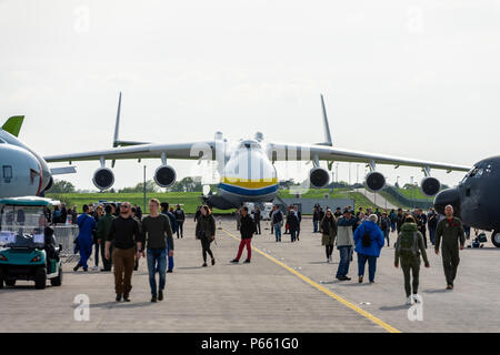 BERLIN, DEUTSCHLAND - 27. APRIL 2018: Strategische transportflugzeugs Antonov An-225 Mriya von Antonov Airlines auf dem Flugplatz. Ausstellung die ILA Berlin Air Show 2018 Stockfoto