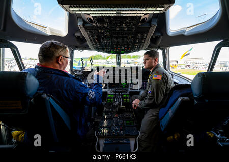 BERLIN - April 27, 2018: Cockpit der strategischen und taktischen Transportflugzeugs Boeing C-17 Globemaster III. Ausstellung die ILA Berlin Air Show 2018 Stockfoto